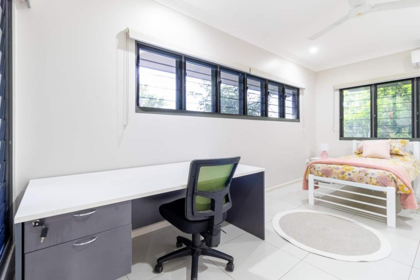 Big & Breezy House Mins To Beach, Hospital & Uni
