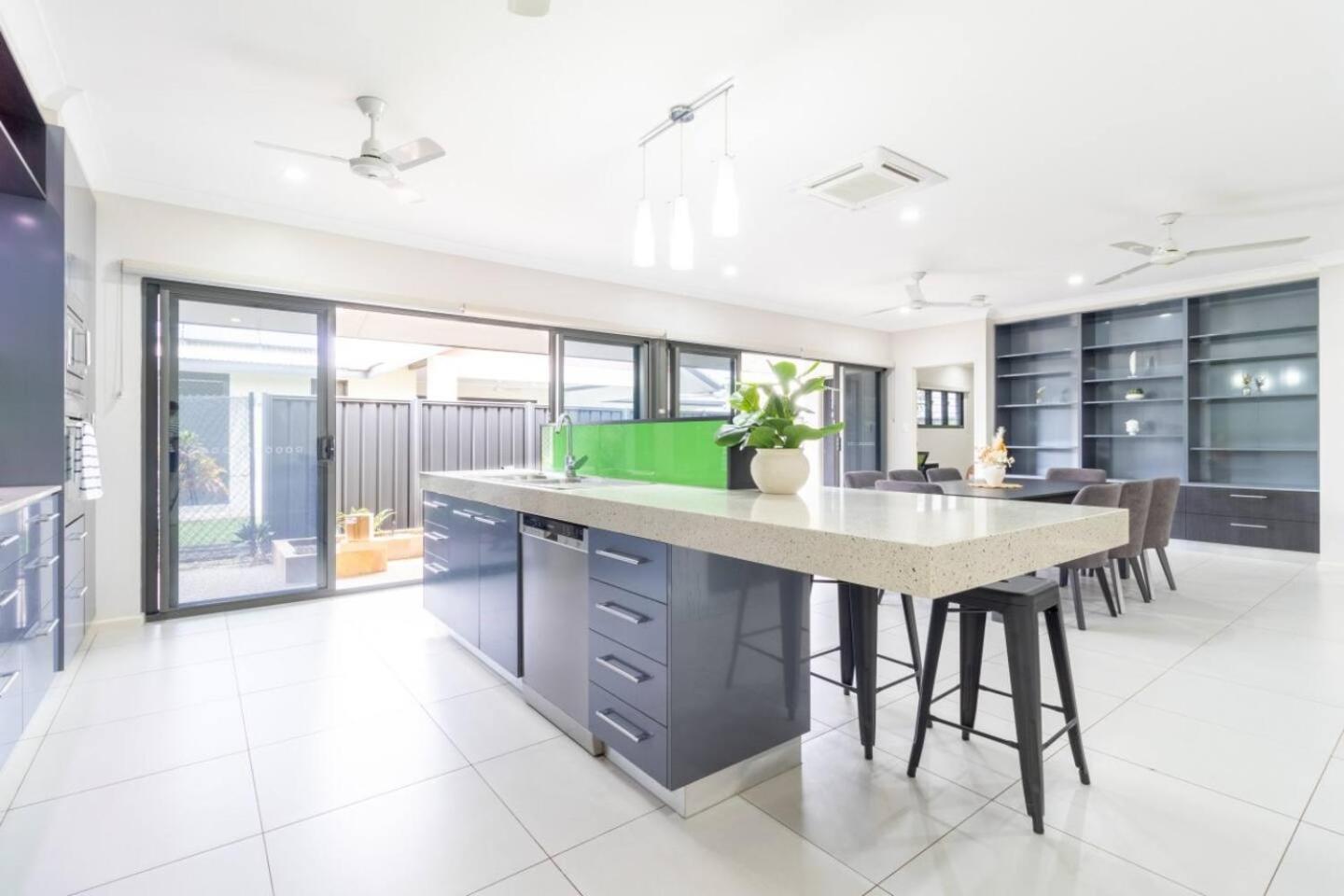 Big & Breezy House Mins To Beach, Hospital & Uni