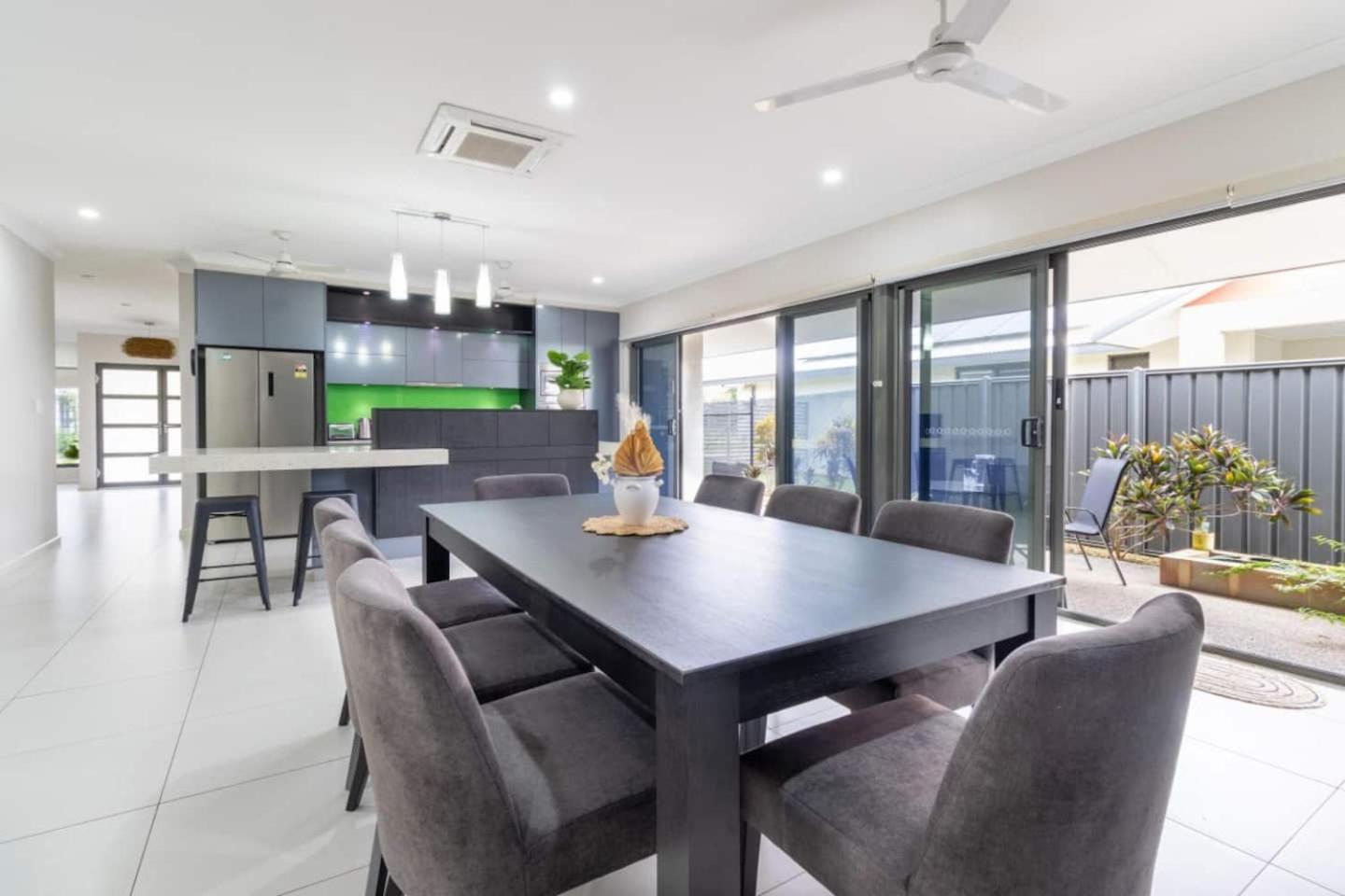 Big & Breezy House Mins To Beach, Hospital & Uni