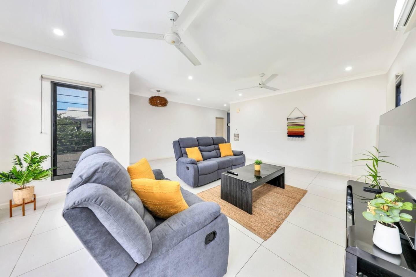 Big & Breezy House Mins To Beach, Hospital & Uni
