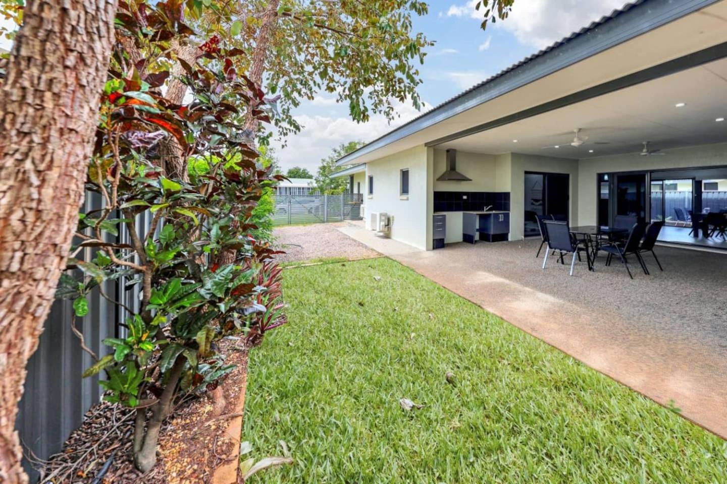 Big & Breezy House Mins To Beach, Hospital & Uni