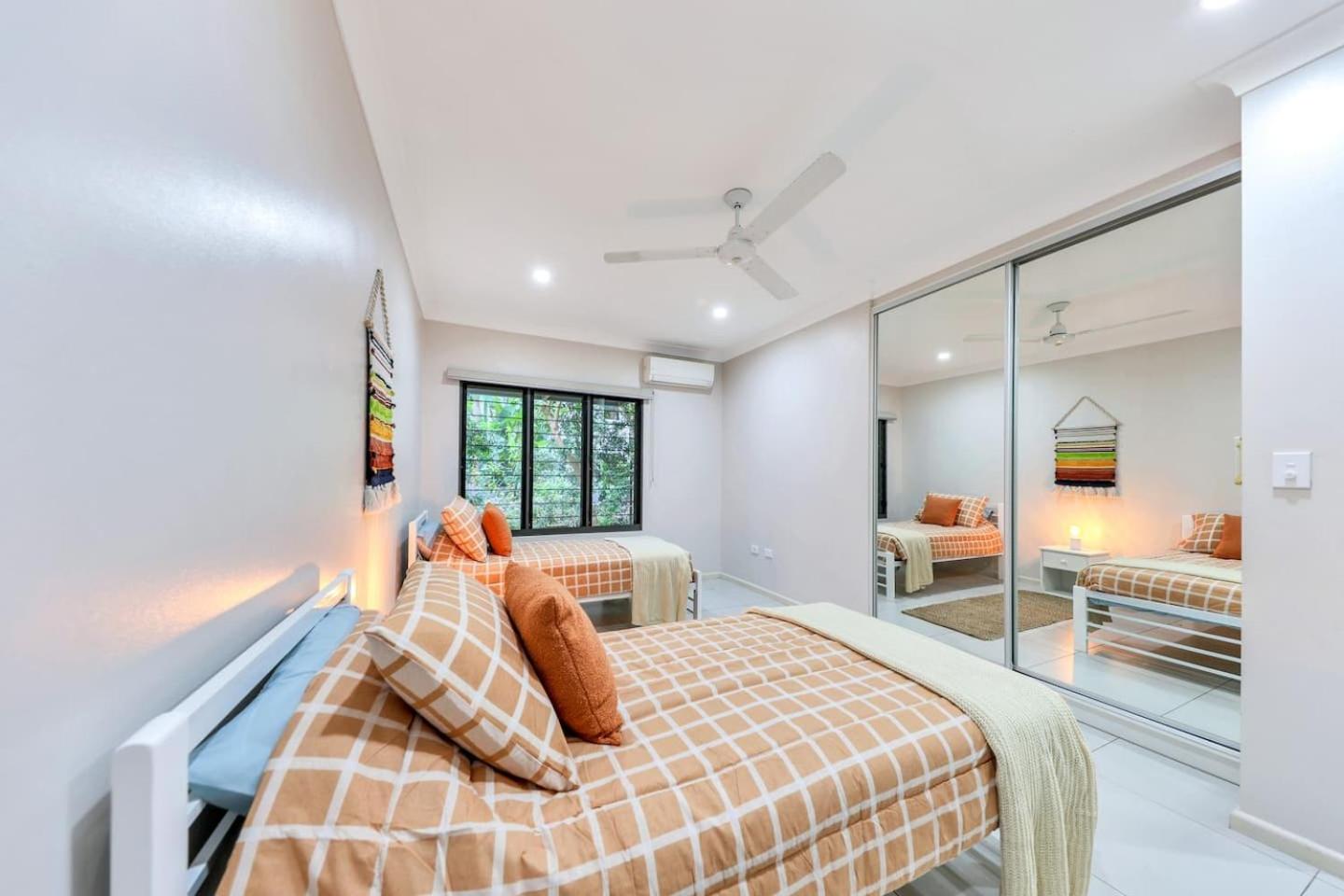 Big & Breezy House Mins To Beach, Hospital & Uni