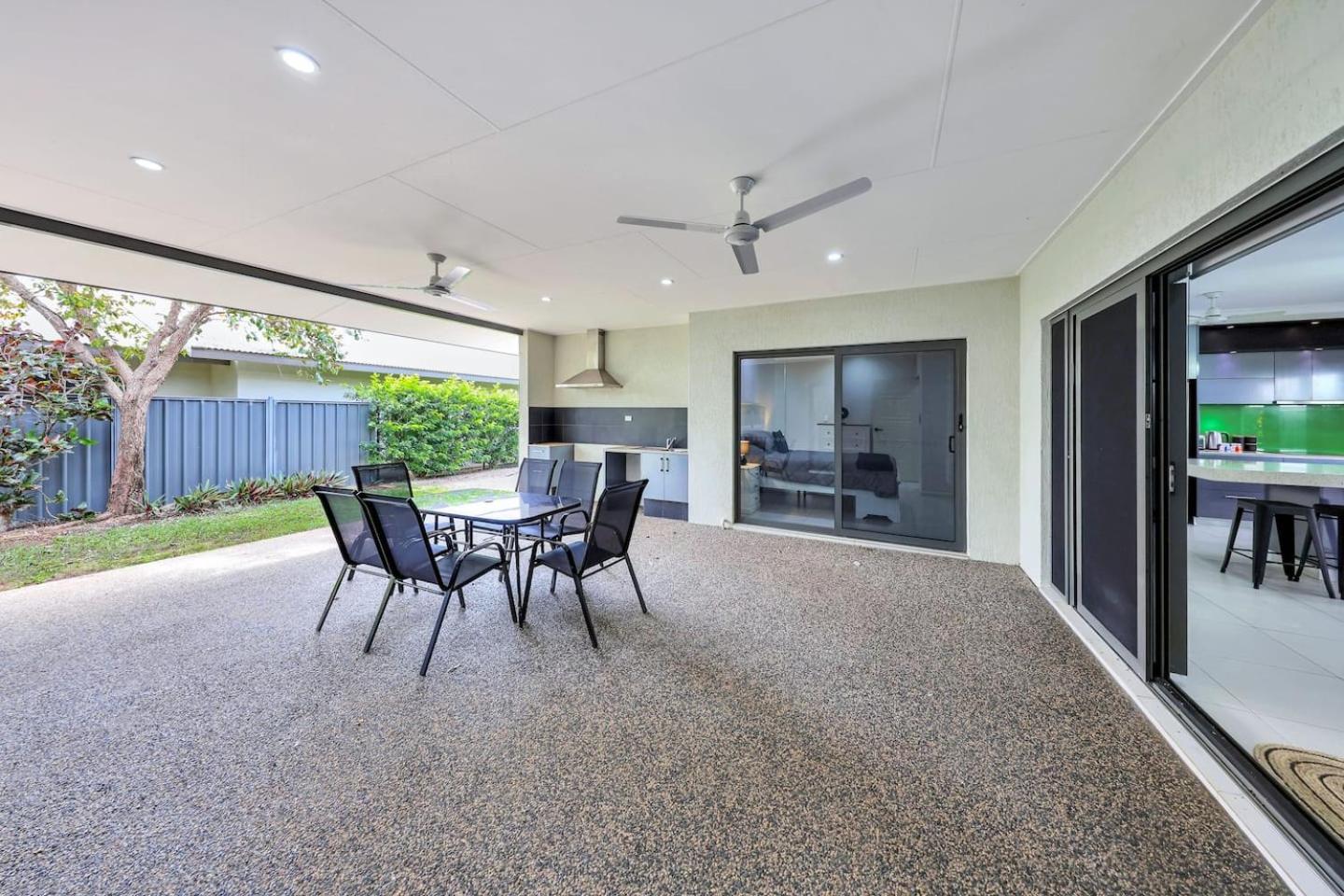 Big & Breezy House Mins To Beach, Hospital & Uni