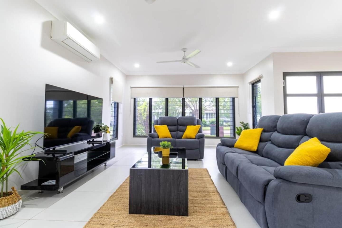 Big & Breezy House Mins To Beach, Hospital & Uni