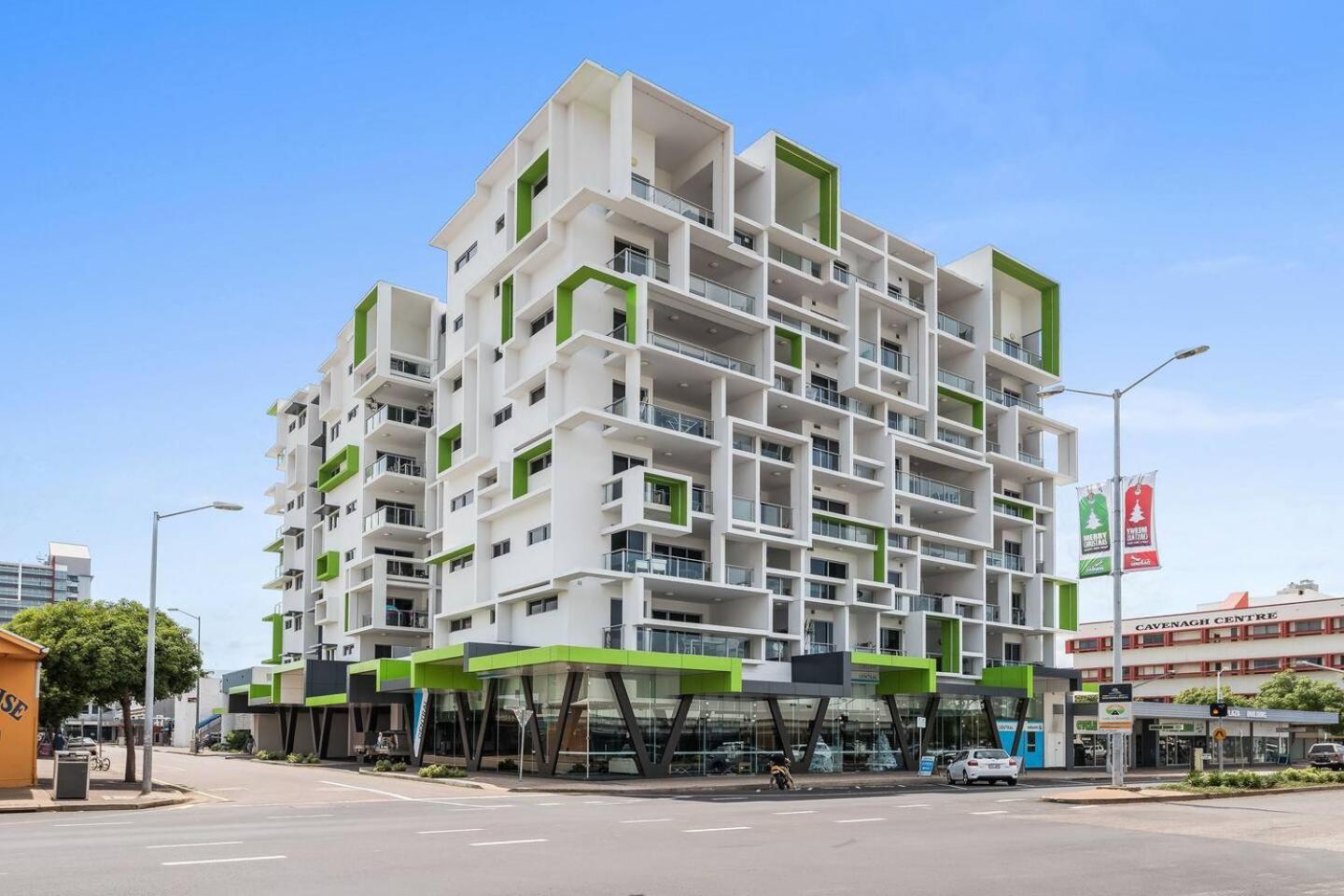 Central City 3 Bed Apt, Pool, 2 FREE secured parks