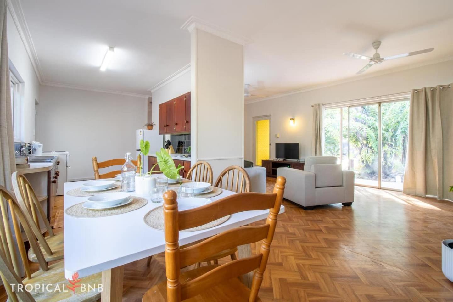 The Barra Retro 3 Bed Unit Walk To Foreshore