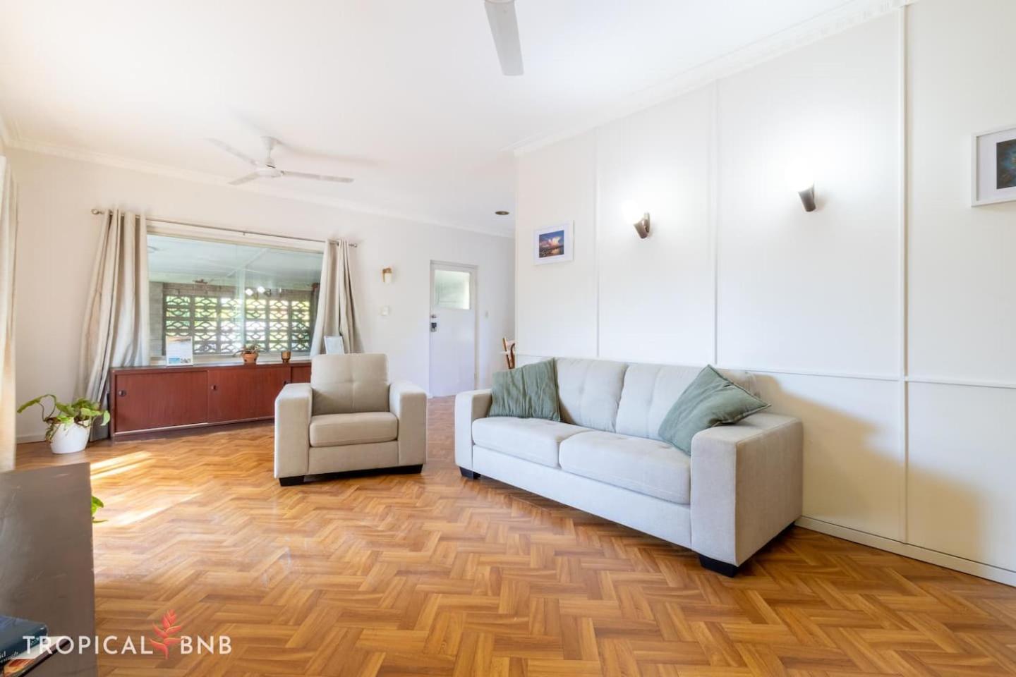 The Barra Retro 3 Bed Unit Walk To Foreshore