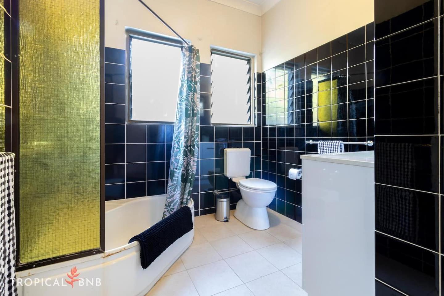 The Barra Retro 3 Bed Unit Walk To Foreshore
