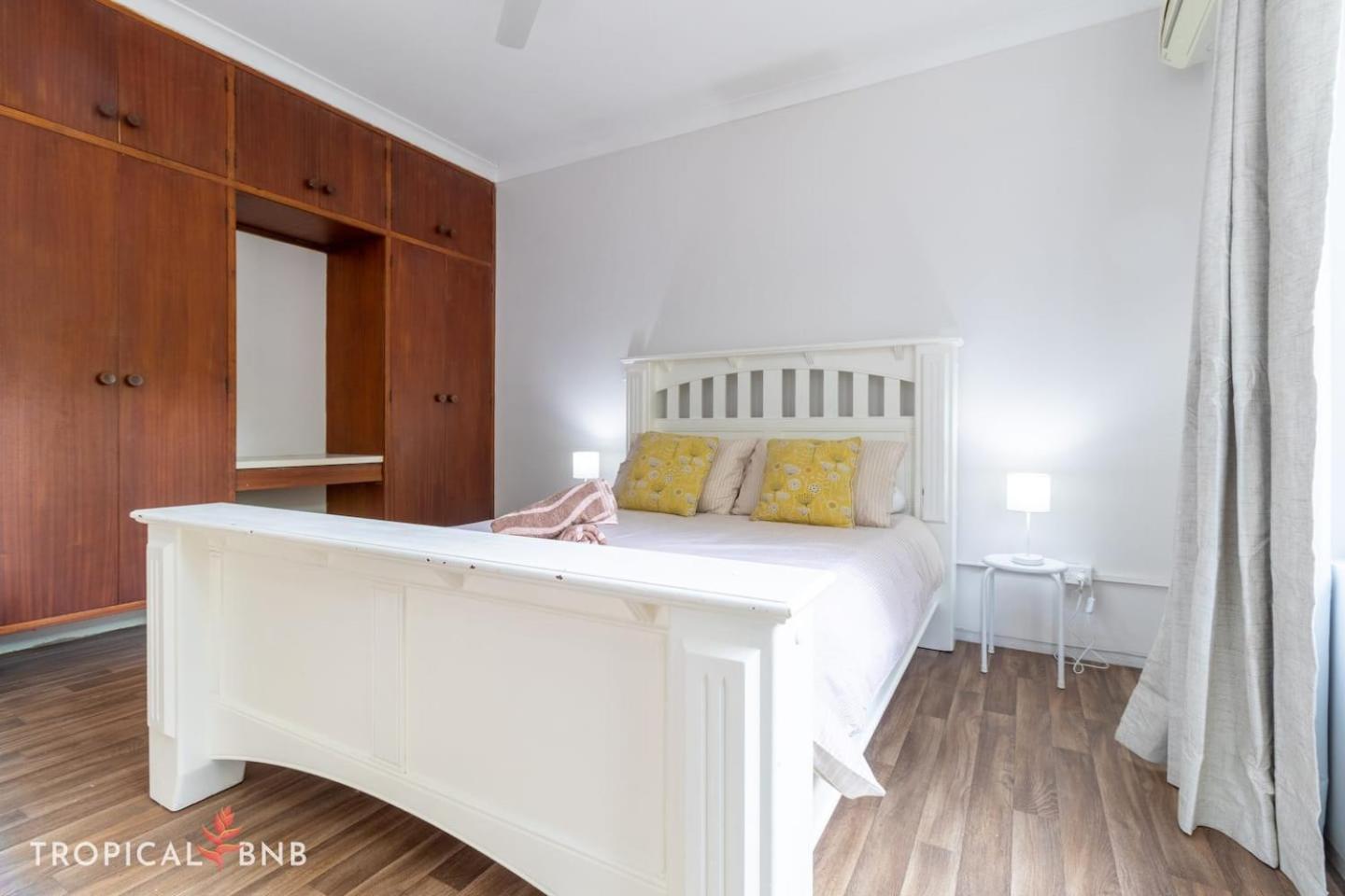 The Barra Retro 3 Bed Unit Walk To Foreshore