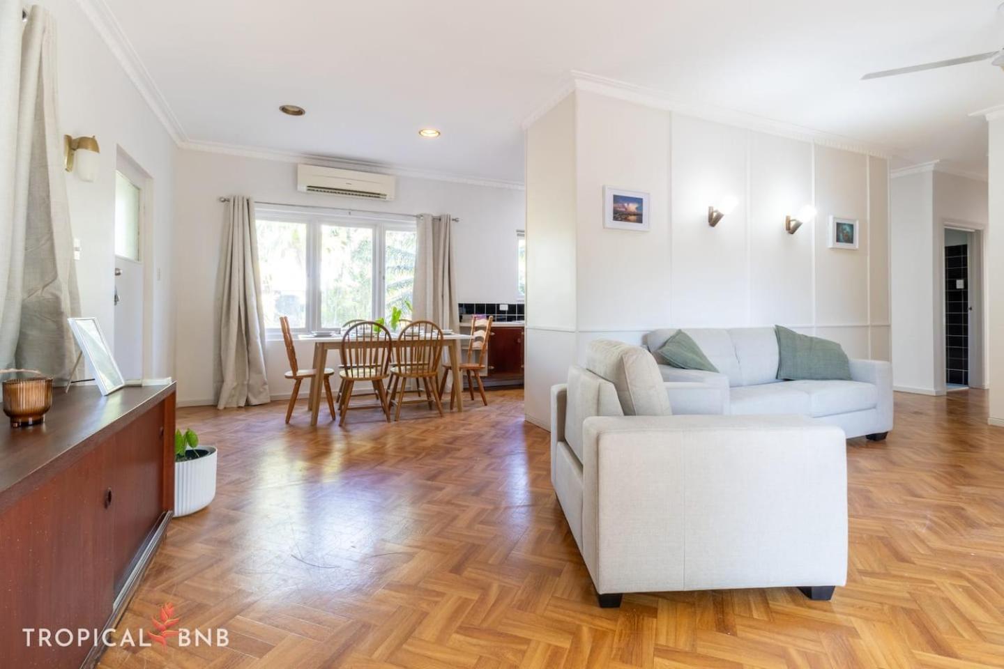 The Barra Retro 3 Bed Unit Walk To Foreshore