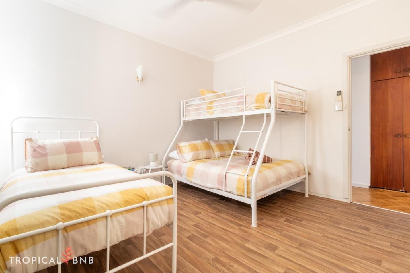 The Barra Retro 3 Bed Unit Walk To Foreshore