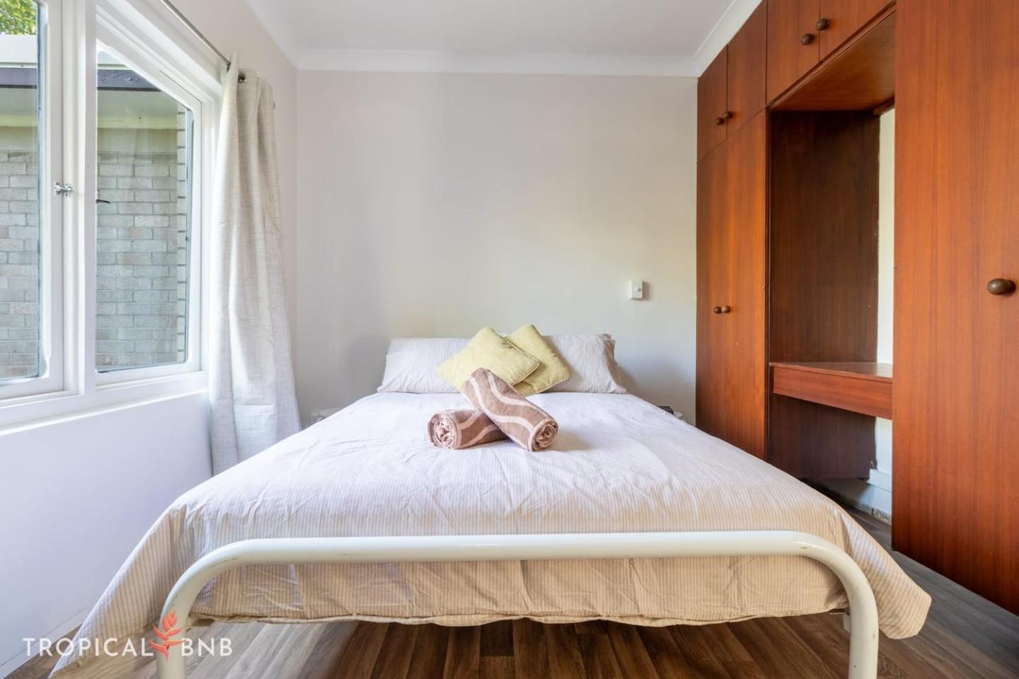 The Barra Retro 3 Bed Unit Walk To Foreshore