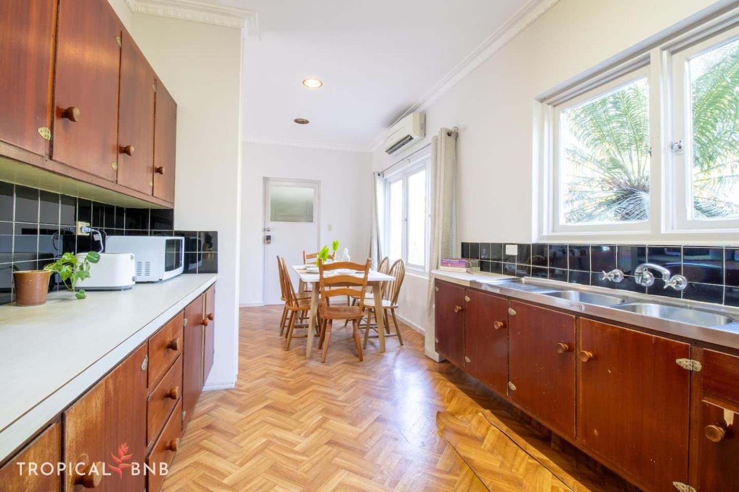 The Barra Retro 3 Bed Unit Walk To Foreshore