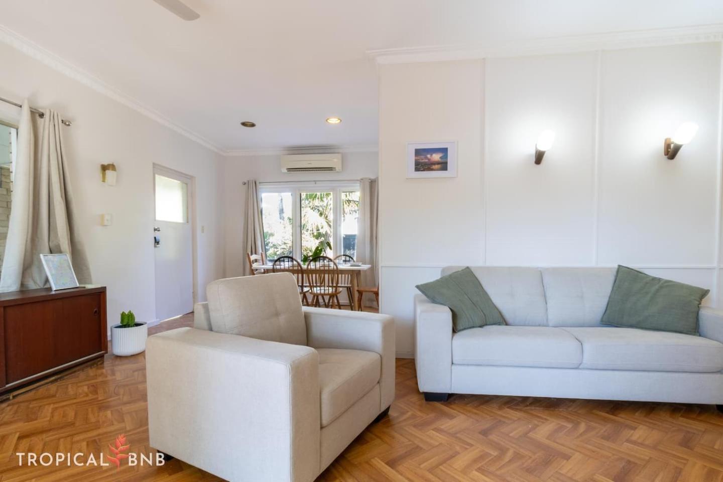 The Barra Retro 3 Bed Unit Walk To Foreshore