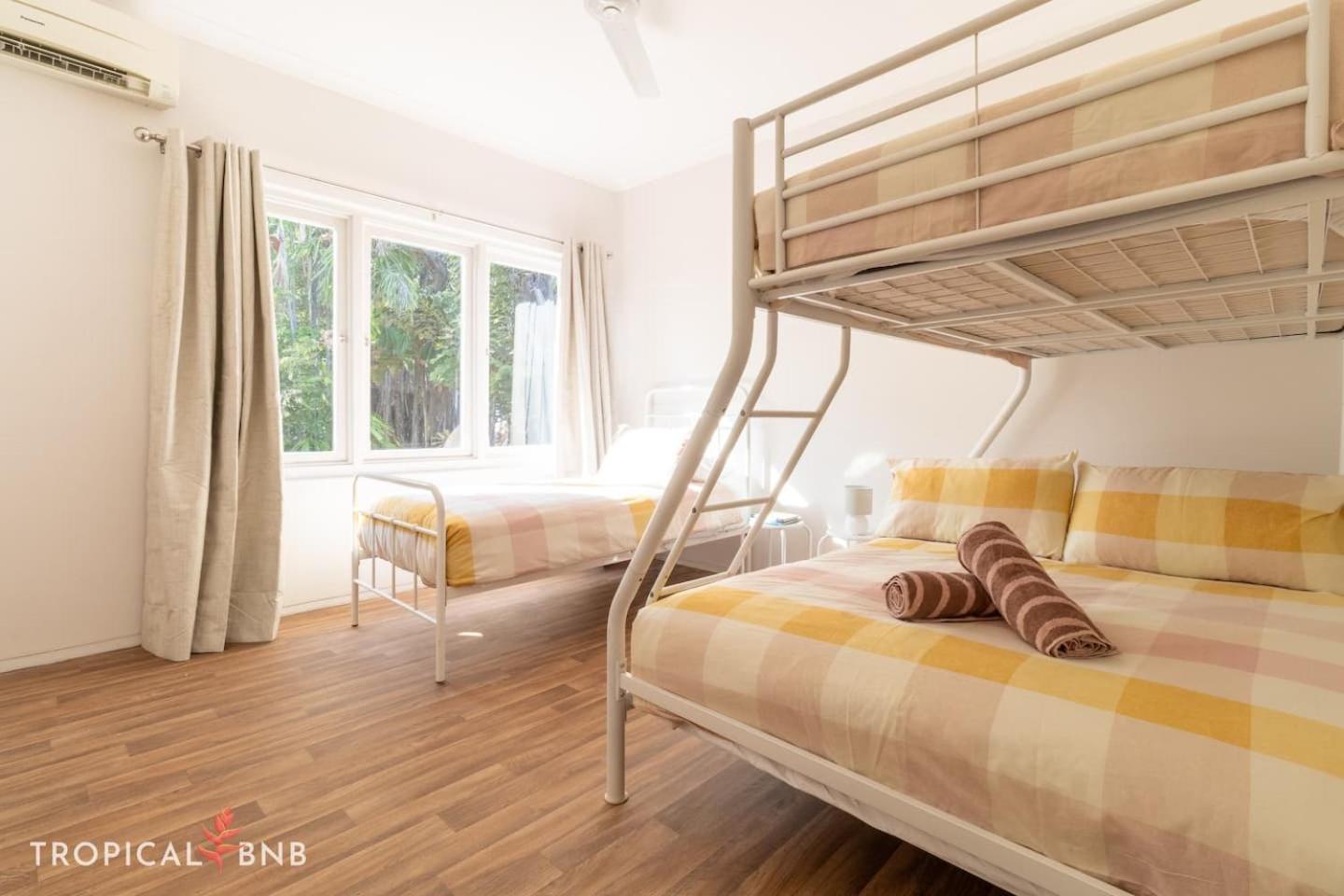 The Barra Retro 3 Bed Unit Walk To Foreshore