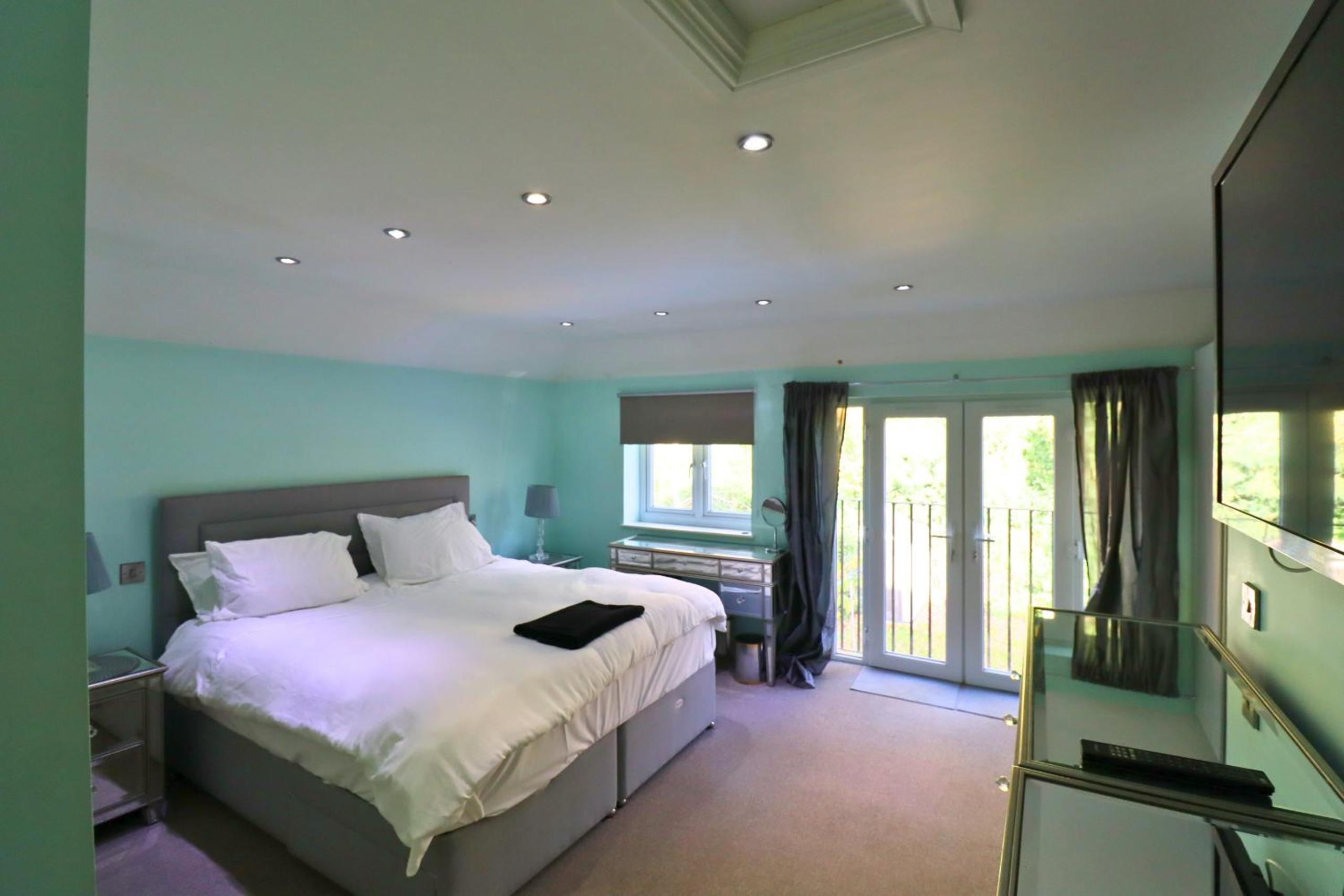 Spacious 5-Bedroom House in Ascot 3