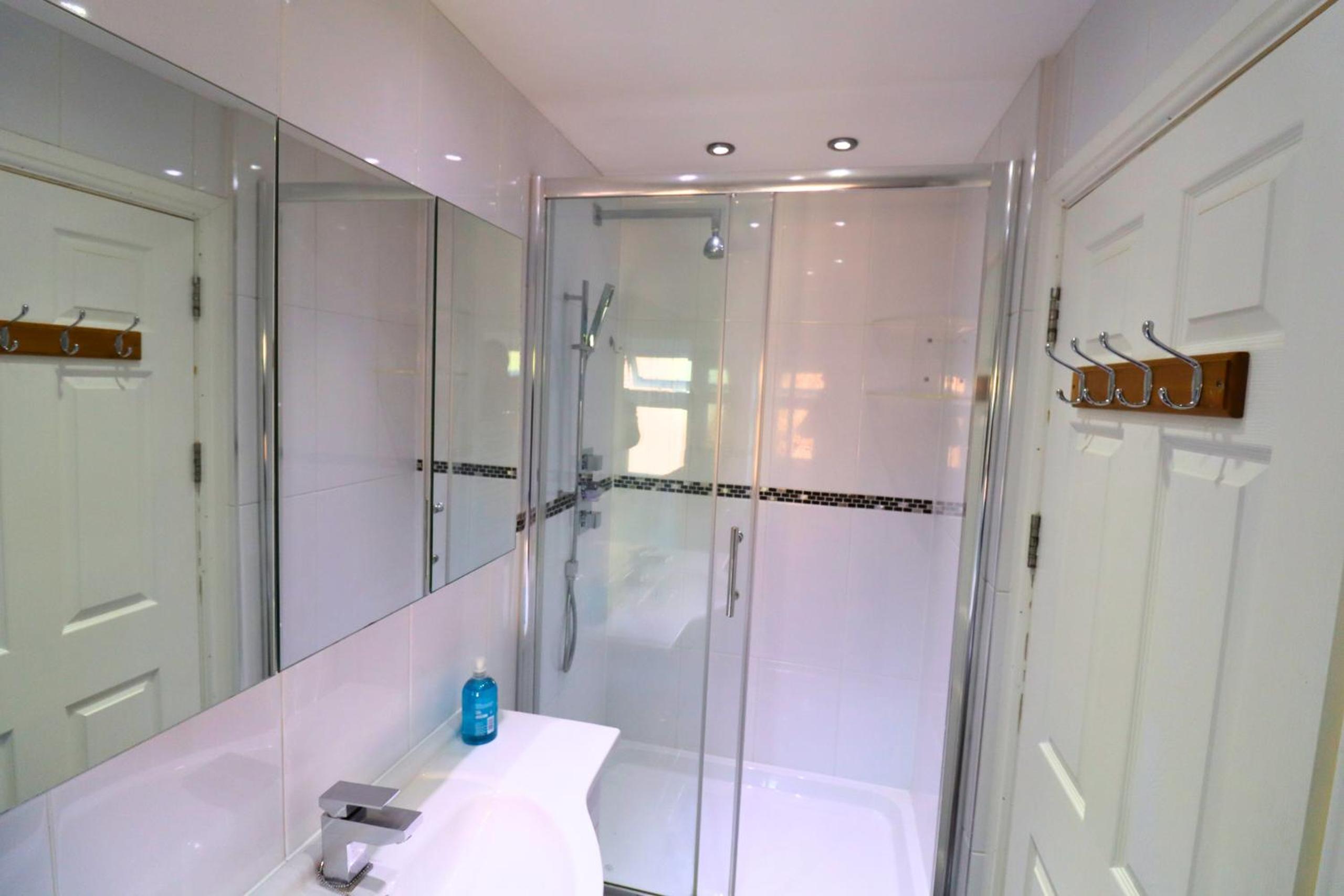 Spacious 5-Bedroom House in Ascot 5