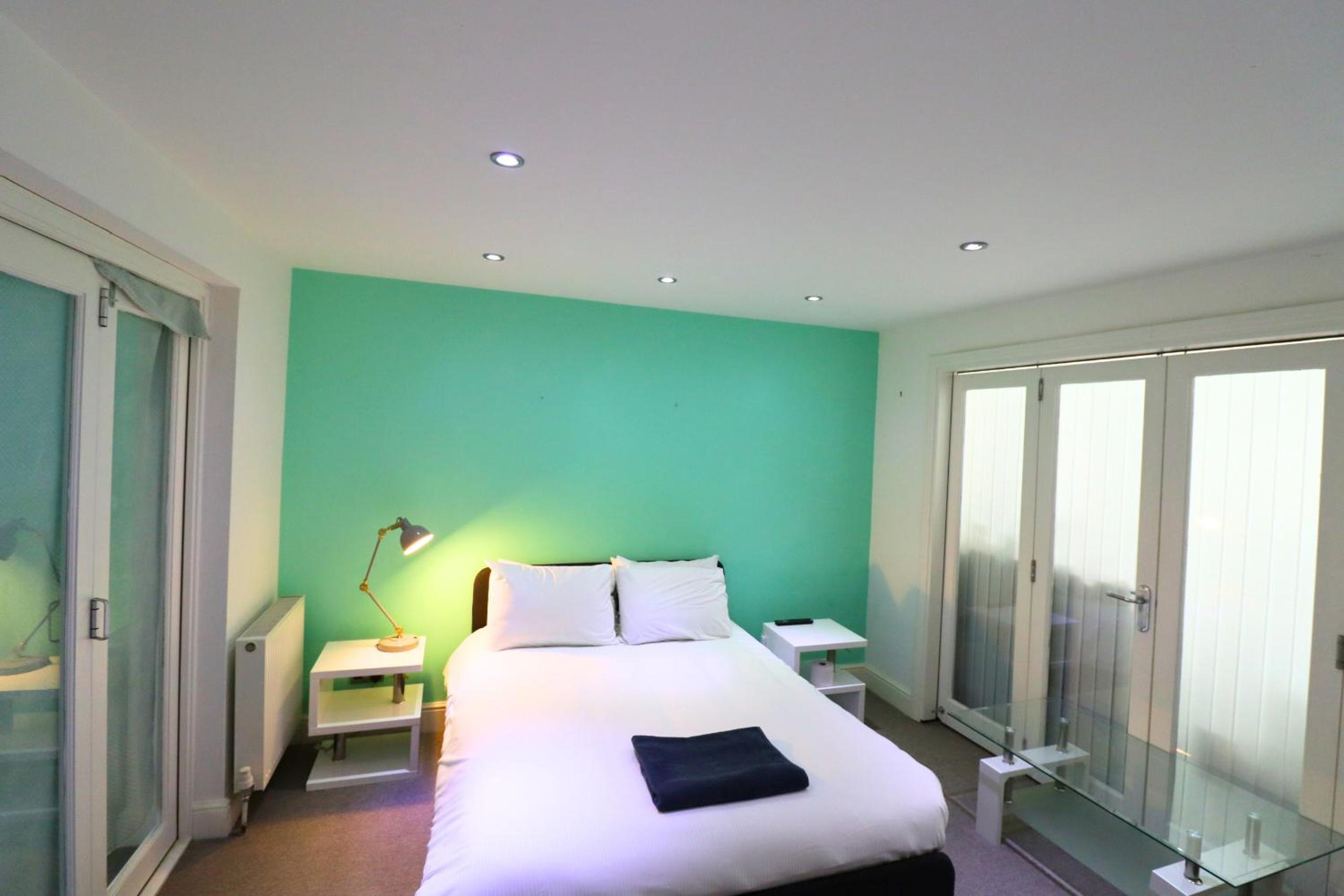 Spacious 5-Bedroom House in Ascot 4