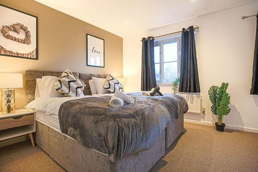 Cosy 3 Bedroom Home in Milton Keynes - Free Parking, WiFi & Sky TV view 4
