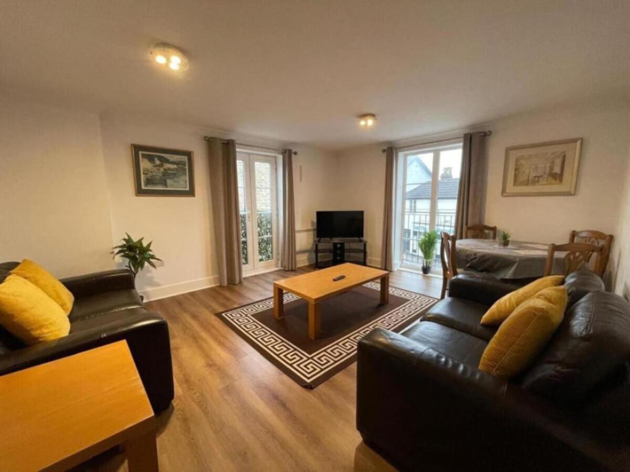 4 Bradford Old Town Swindon, 2 Bedroom, Sleeps 5, Free Secure Parking, Wifi, Long Stay Disc view 3