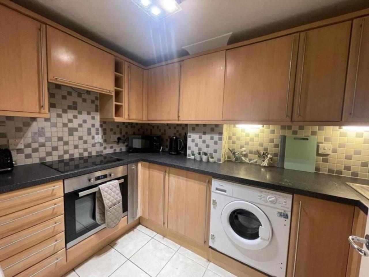 4 Bradford Old Town Swindon, 2 Bedroom, Sleeps 5, Free Secure Parking, Wifi, Long Stay Disc view 5