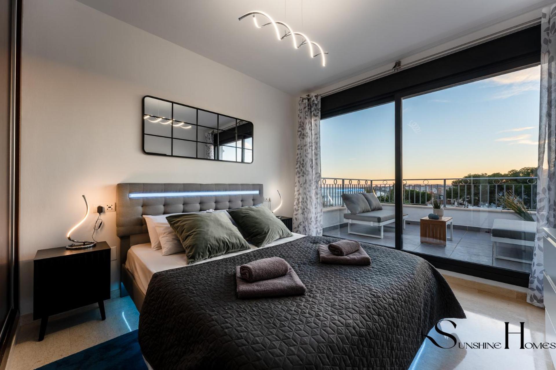 Luxury townhouse with rooftop sauna & Jacuzzi
