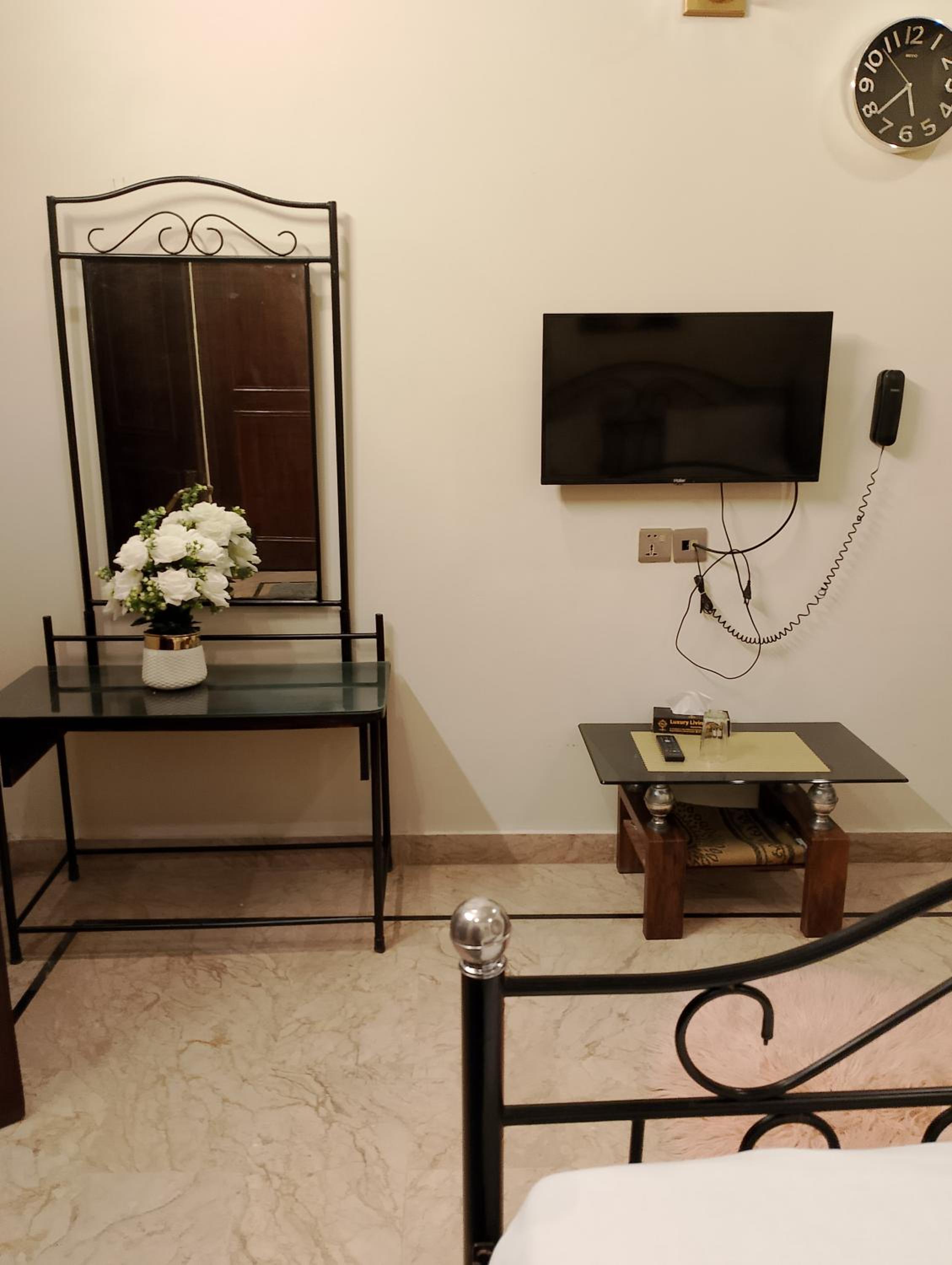 Luxury inn Rooms near Expo center , air port , agha khan view 2
