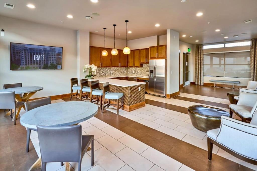 Modern Midtown Oasis 10th Floor Overlooking ATL view 4