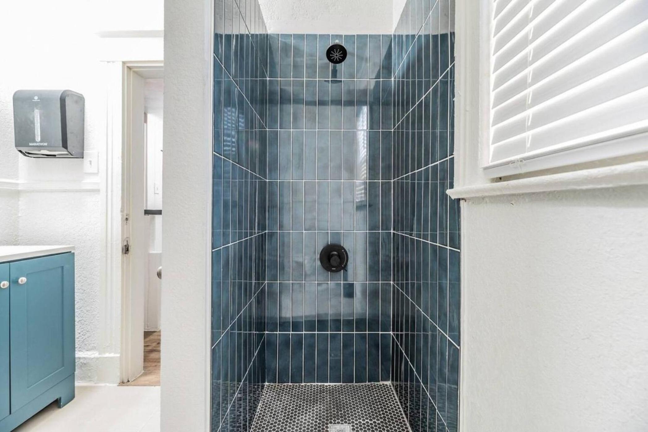 Trendy King Studio Apartment in Downtown St. Pete view 3