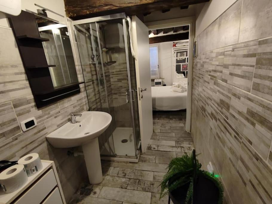 Corso Corsi 56 en Parma — bathroom