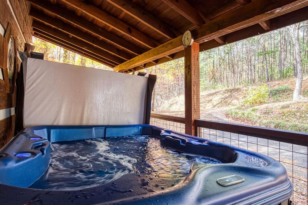 A Timber Hideaway, Cozy Cabin Retreat in the Smokies Comfort & Fun for All!