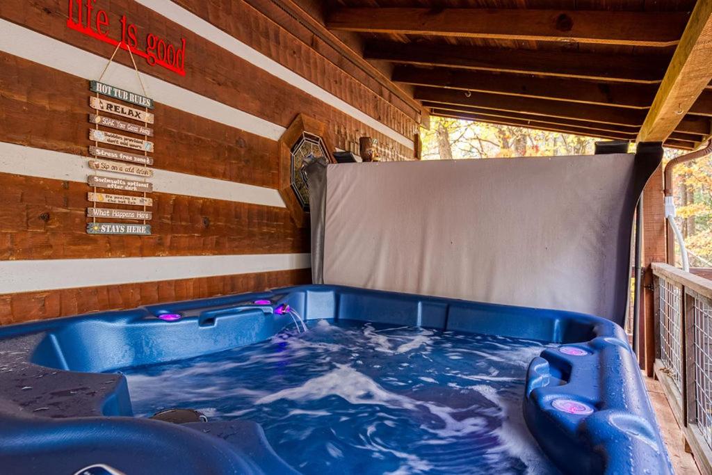 A Timber Hideaway, Cozy Cabin Retreat in the Smokies Comfort & Fun for All!