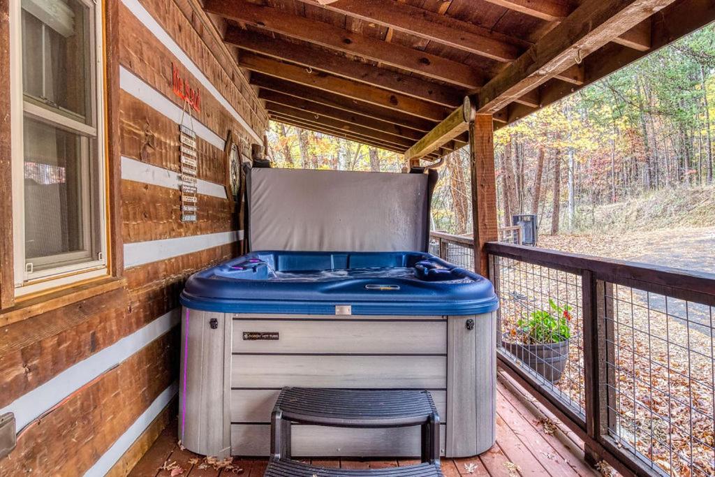 A Timber Hideaway, Cozy Cabin Retreat in the Smokies Comfort & Fun for All!