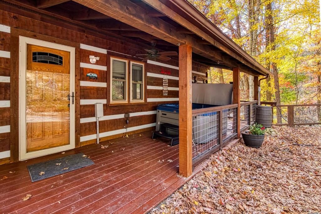 A Timber Hideaway, Cozy Cabin Retreat in the Smokies Comfort & Fun for All!