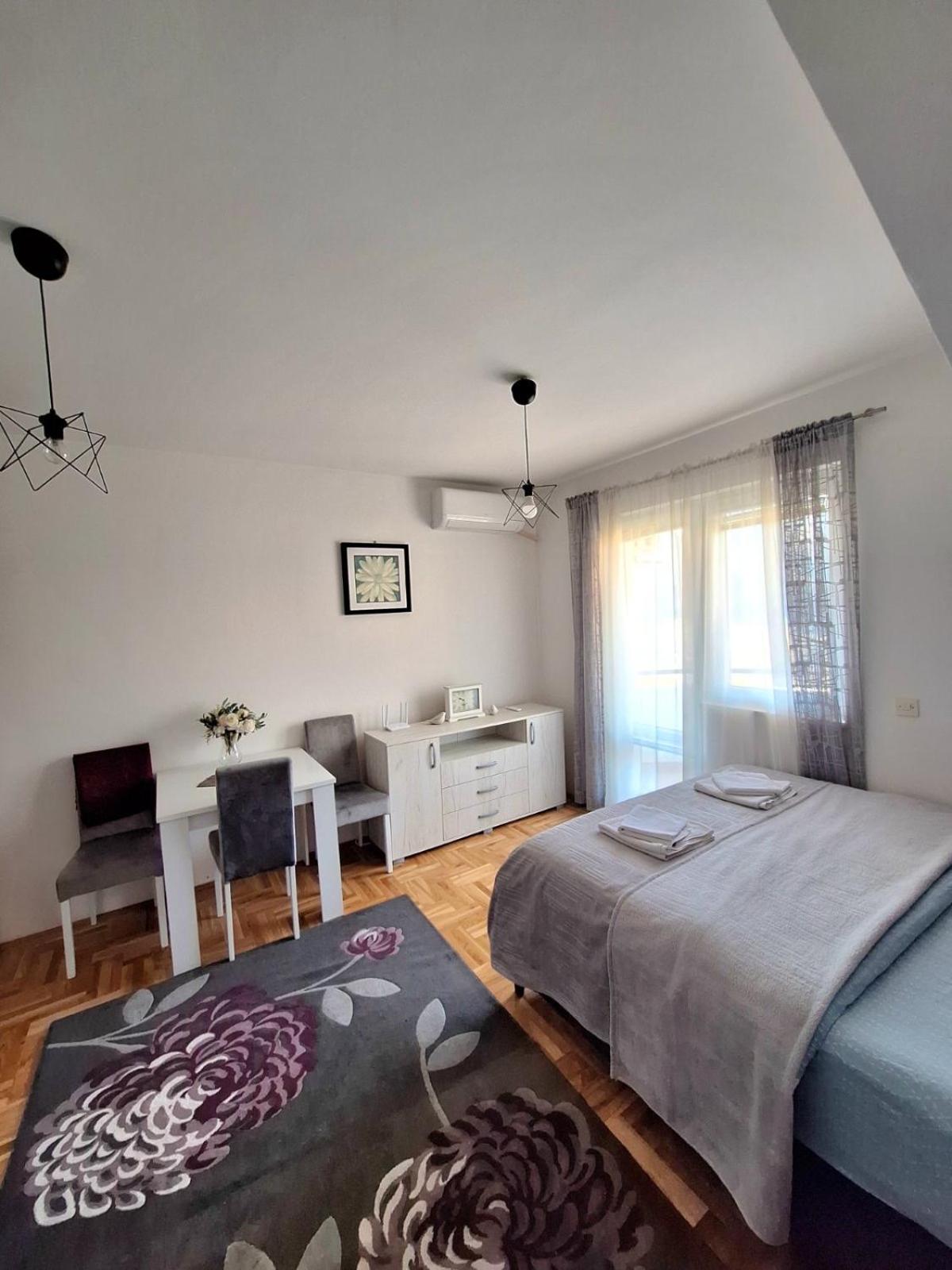 Zora Apartment