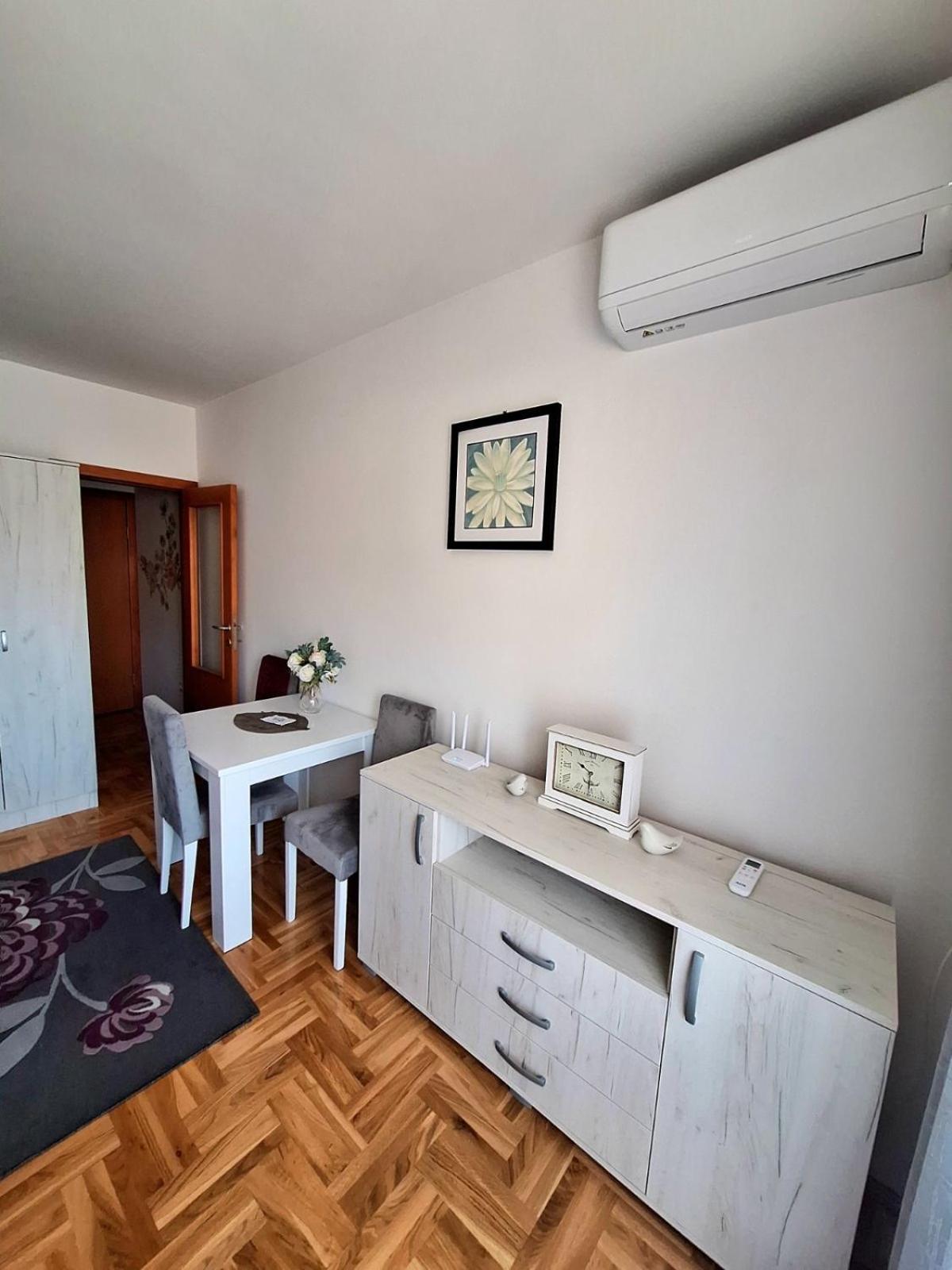 Zora Apartment