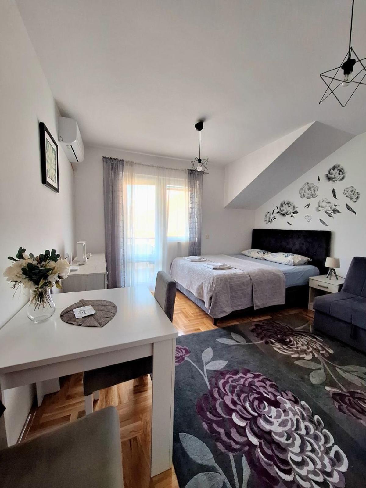 Zora Apartment