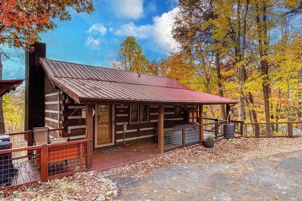 A Timber Hideaway, Cozy Cabin Retreat in the Smokies Comfort & Fun for All!