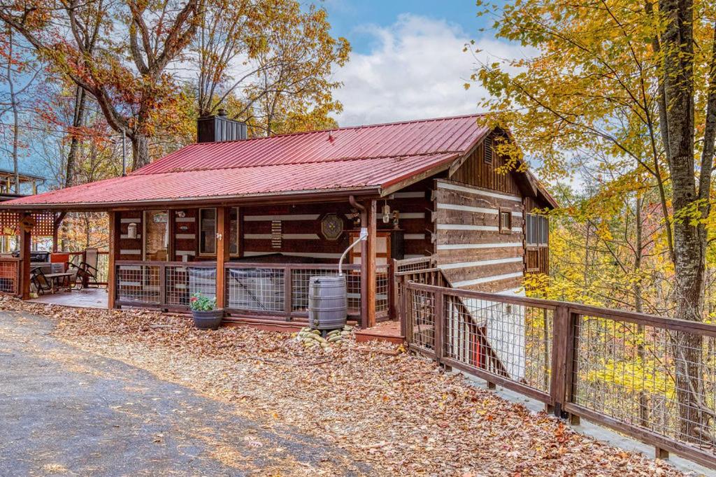 A Timber Hideaway, Cozy Cabin Retreat in the Smokies Comfort & Fun for All!