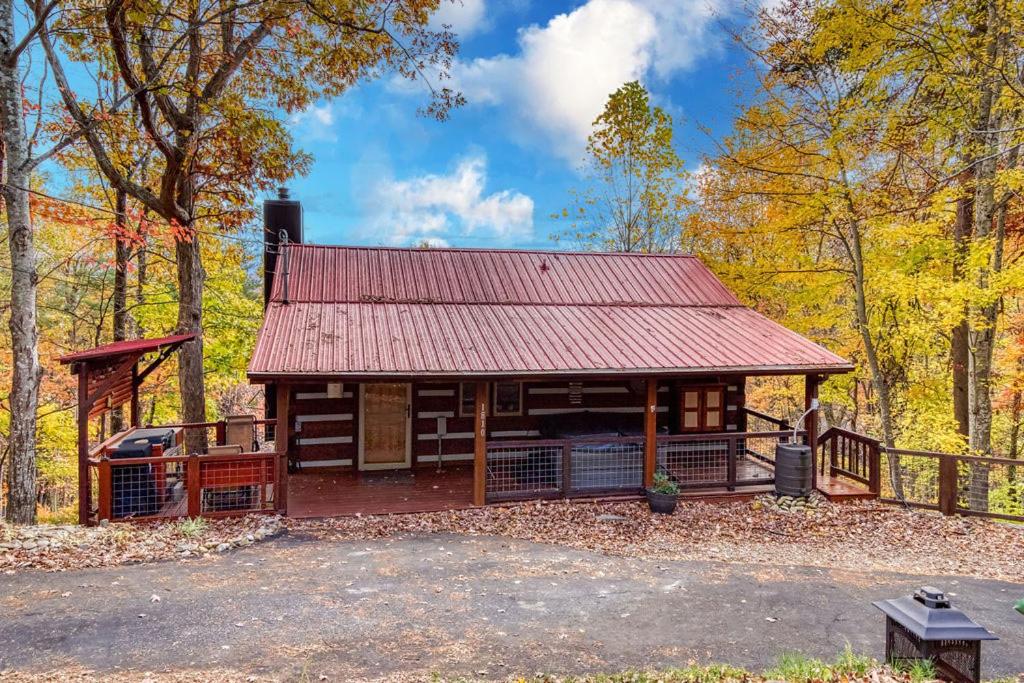 A Timber Hideaway, Cozy Cabin Retreat in the Smokies Comfort & Fun for All!