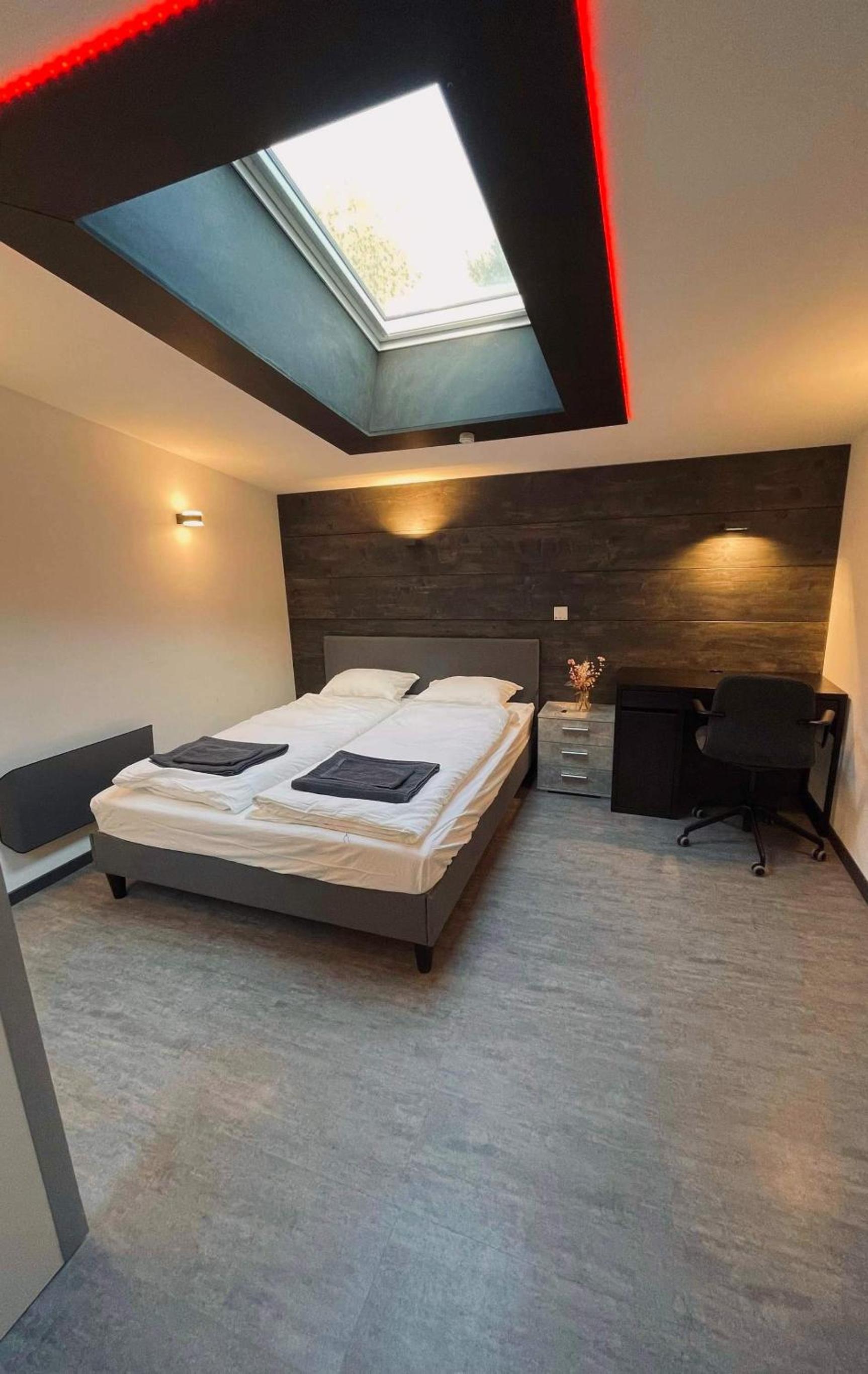 Spacious Family Home - Train Access, Swim Spa, Veranda, Pétanque, Perfect Base