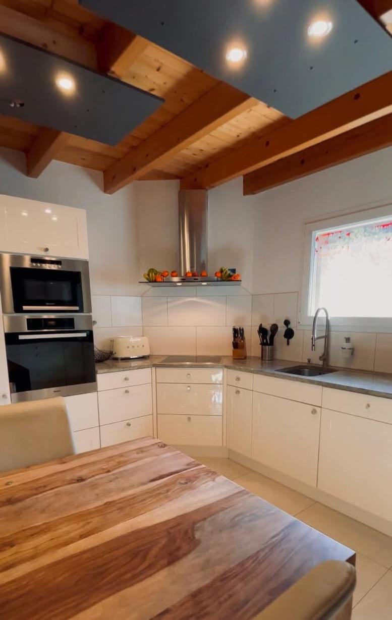 Spacious Family Home - Train Access, Swim Spa, Veranda, Pétanque, Perfect Base