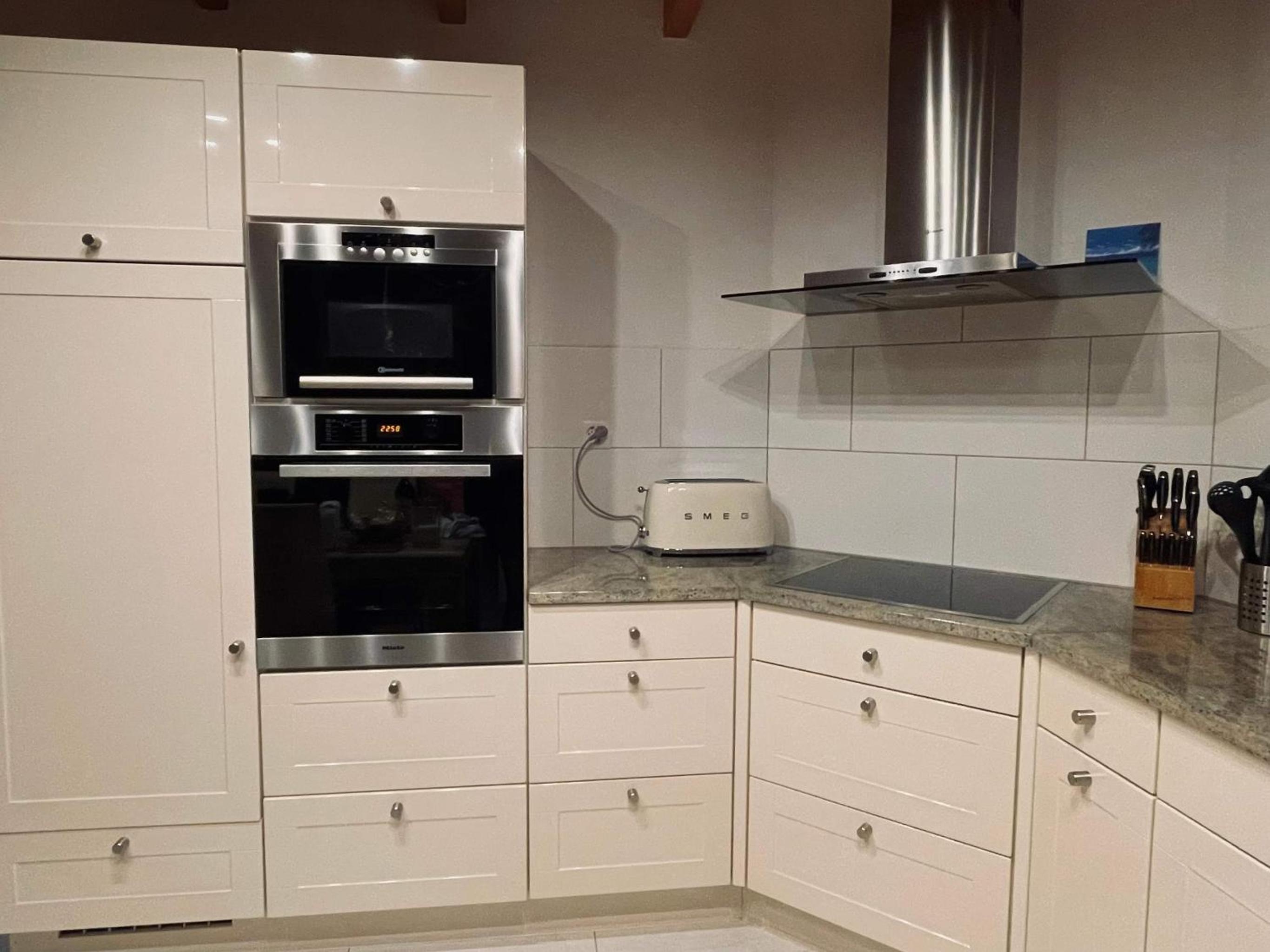 Spacious Family Home - Train Access, Swim Spa, Veranda, Pétanque, Perfect Base