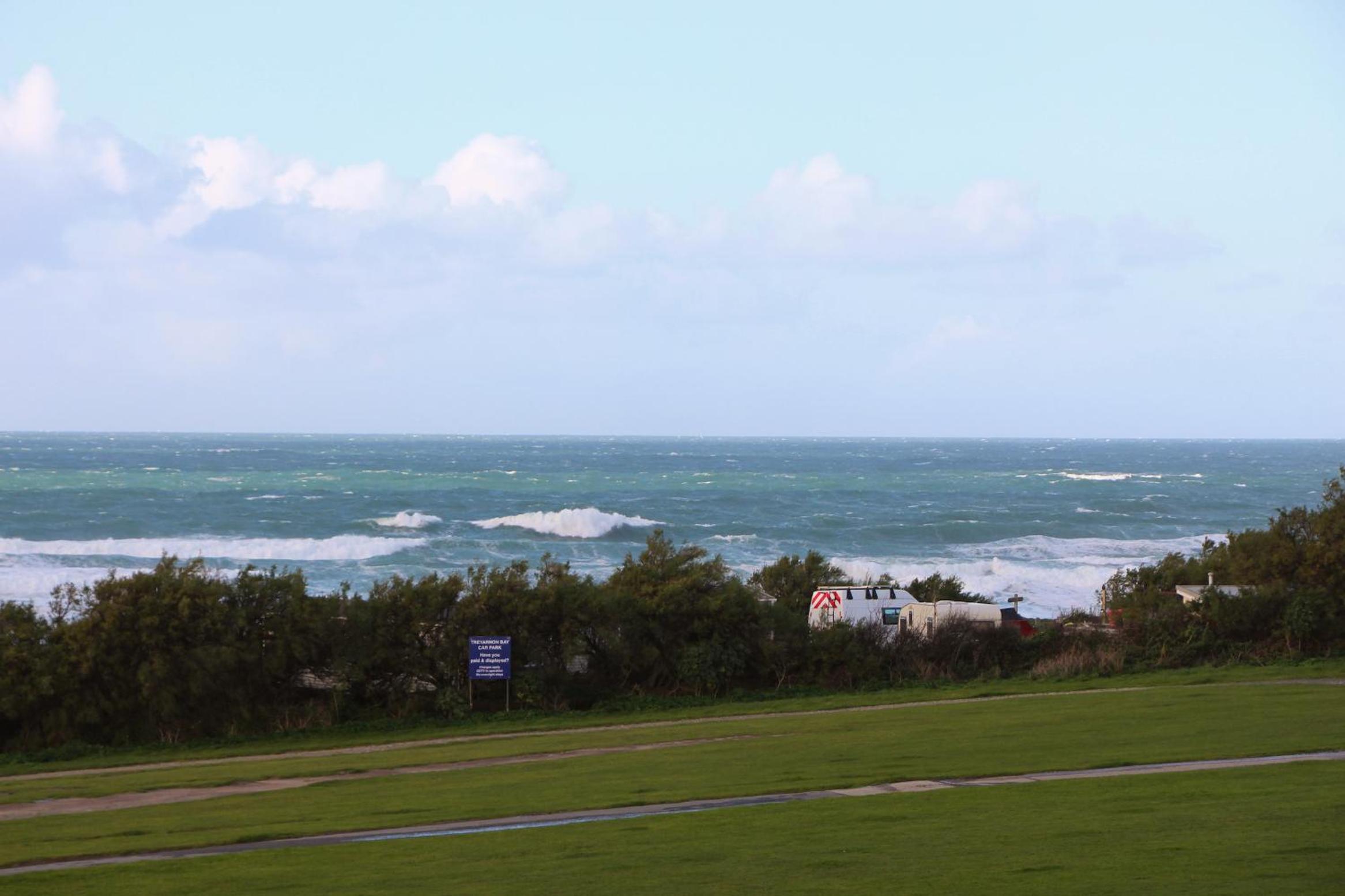 SEA VIEWS, beachside apartment with balcony view 4