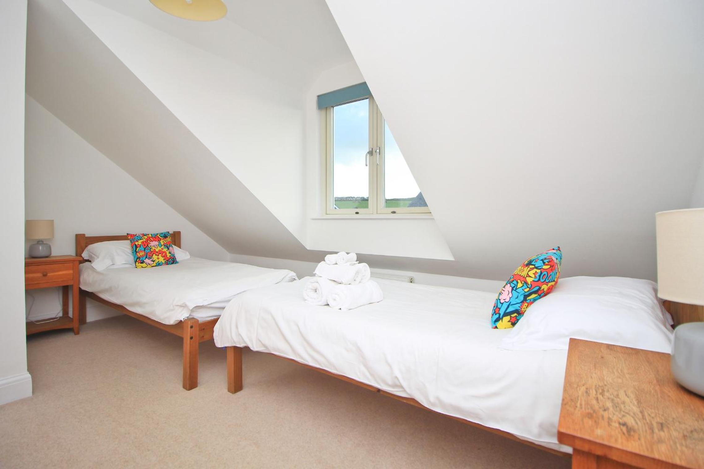 SEA VIEWS, beachside apartment with balcony view 2