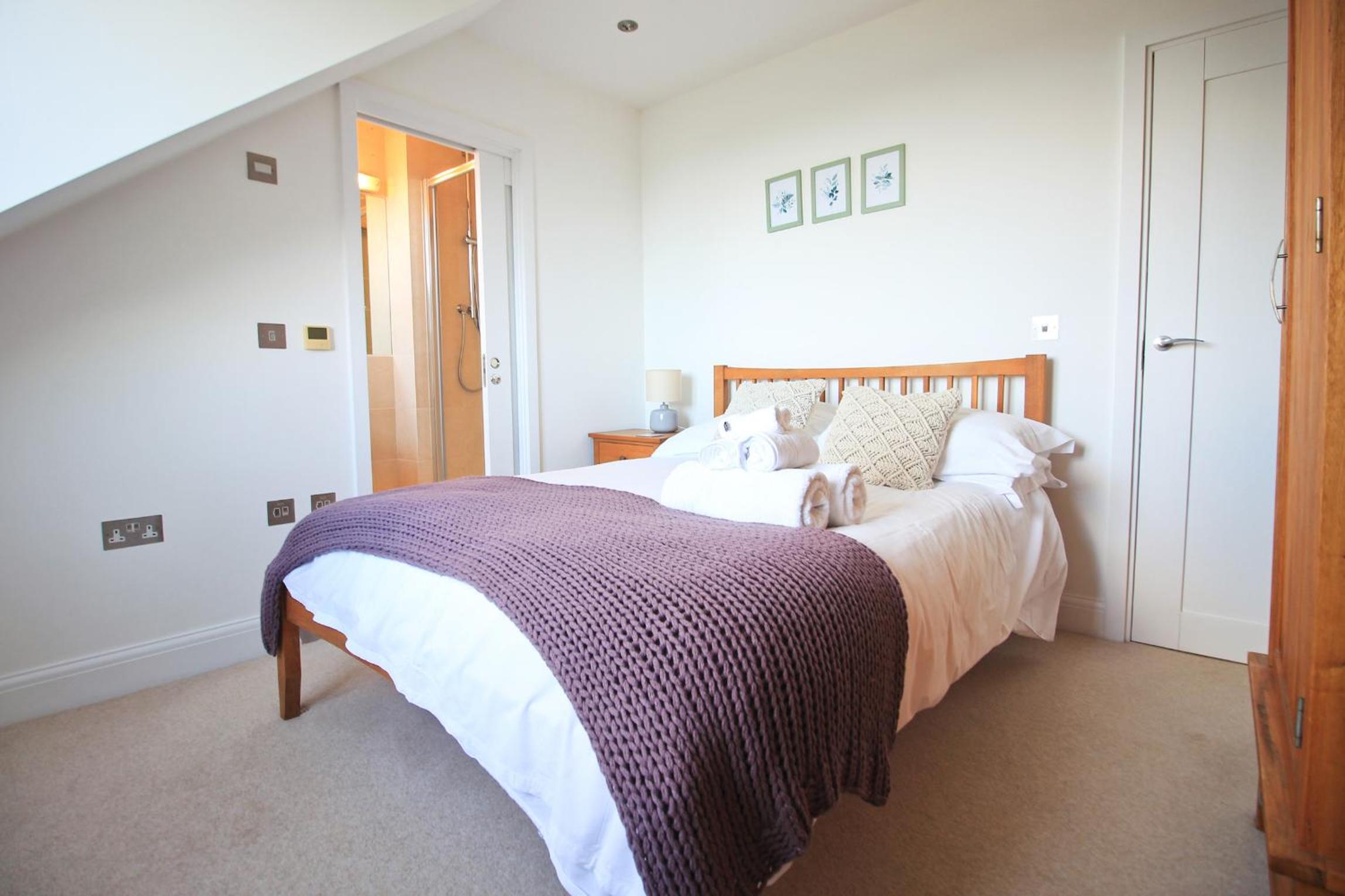 SEA VIEWS, beachside apartment with balcony view 3