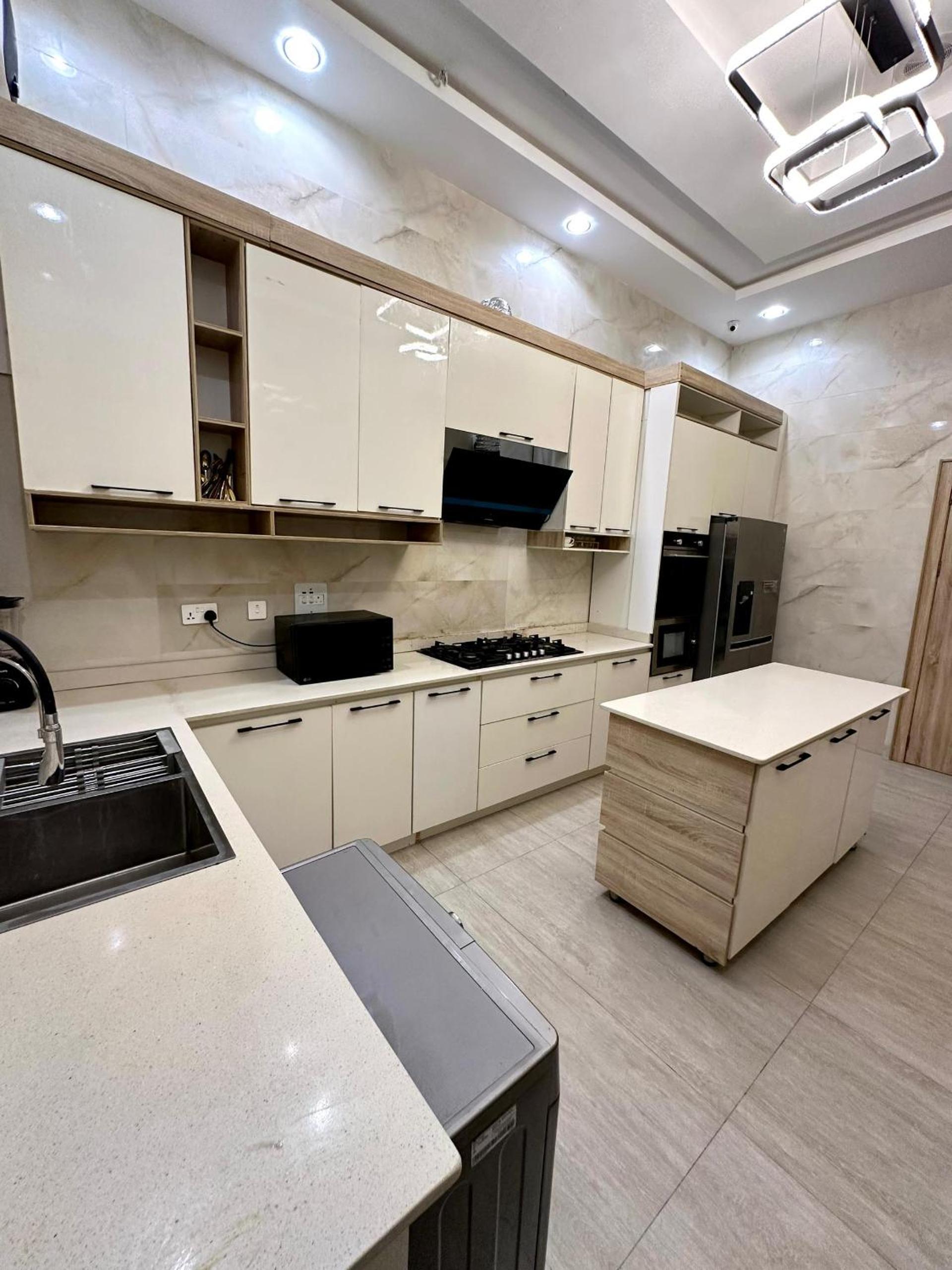 EliteunseenSuites - 5 Bedroom Beautiful Detached House - Private Parking view 3