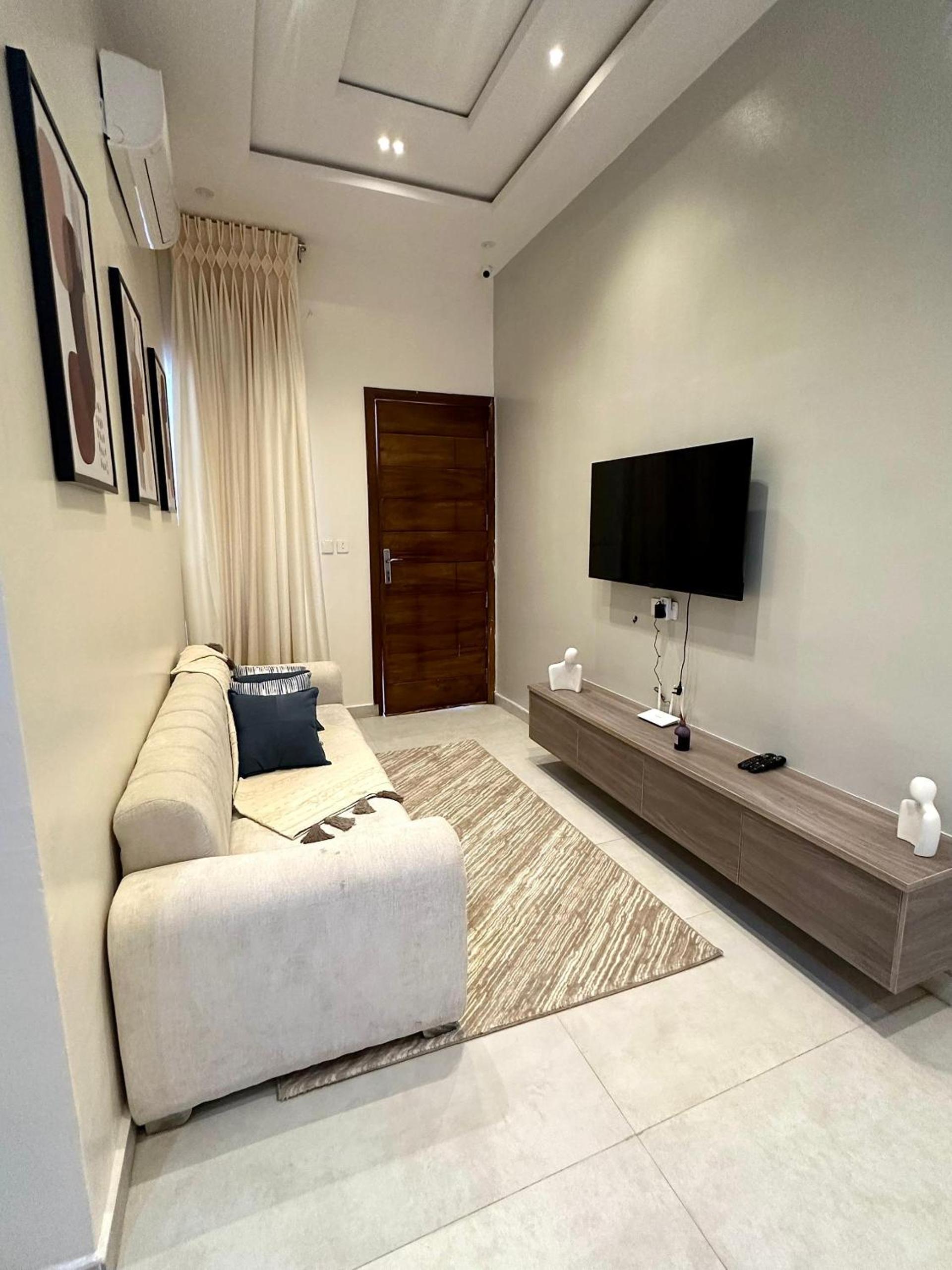 EliteunseenSuites - 5 Bedroom Beautiful Detached House - Private Parking view 4