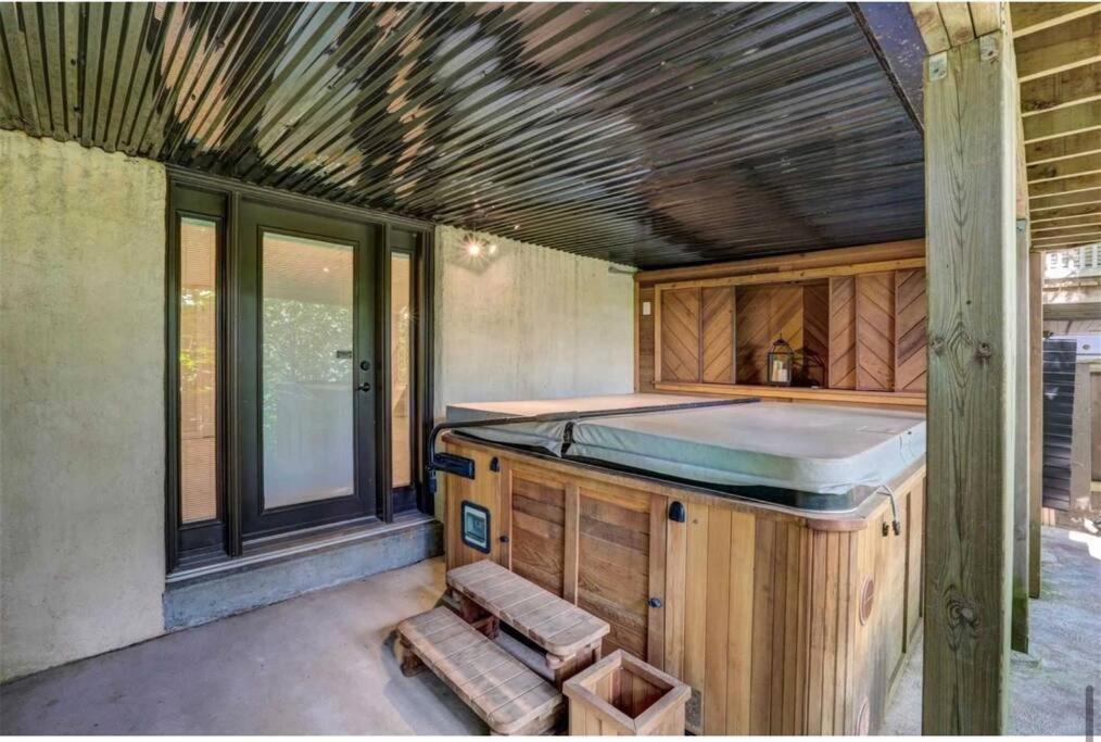 Riverside Luxury Getaway with Hot Tub and Sauna