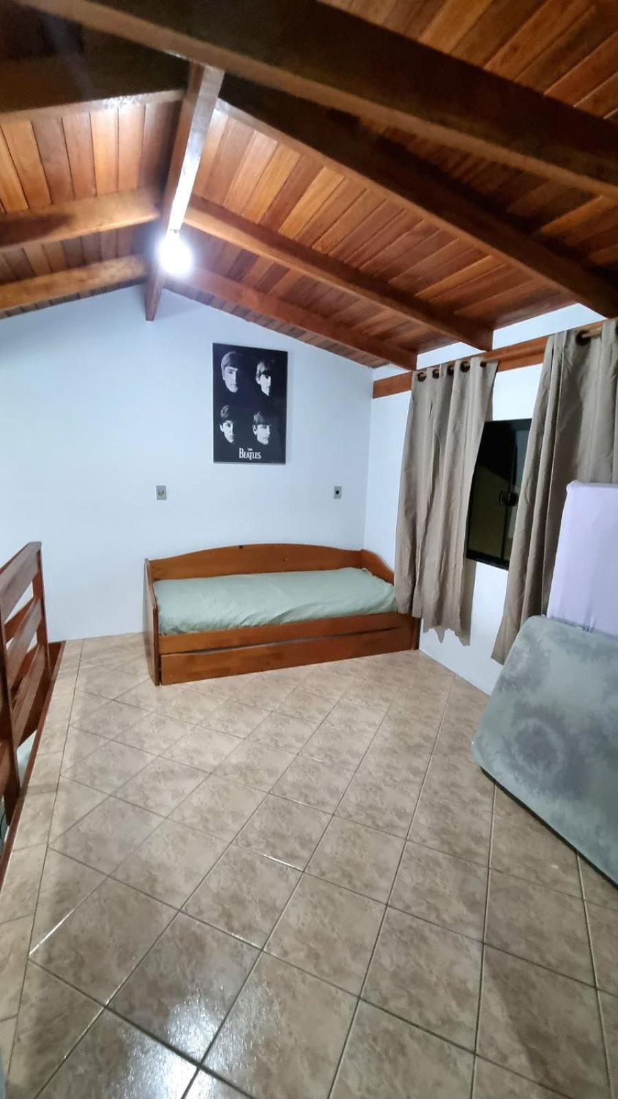 Casa a 2 quadras da Praia de Zimbros RW2724